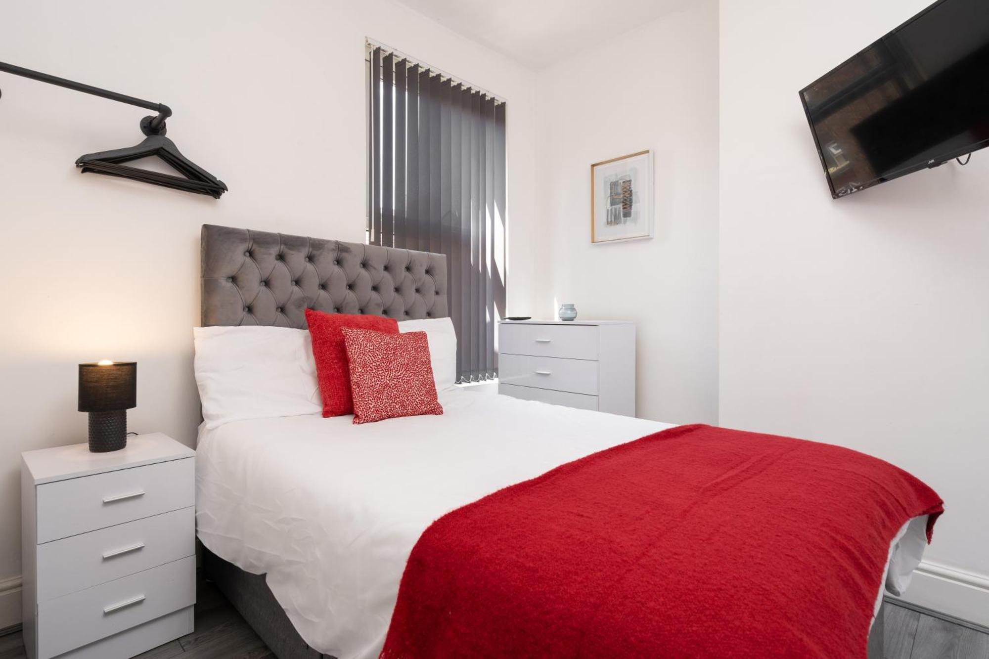 Huge 4 Bedroom Ensuite-Liverpool-Parking Экстерьер фото