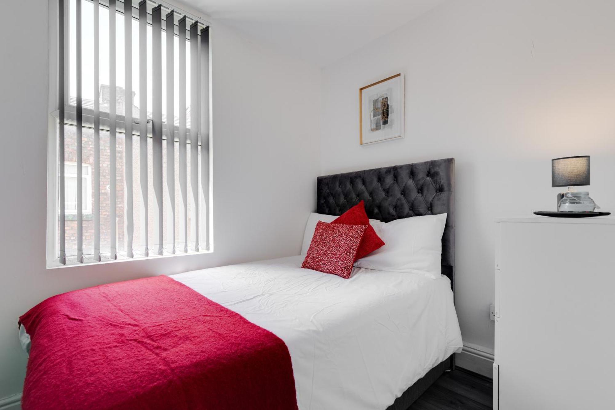 Huge 4 Bedroom Ensuite-Liverpool-Parking Экстерьер фото