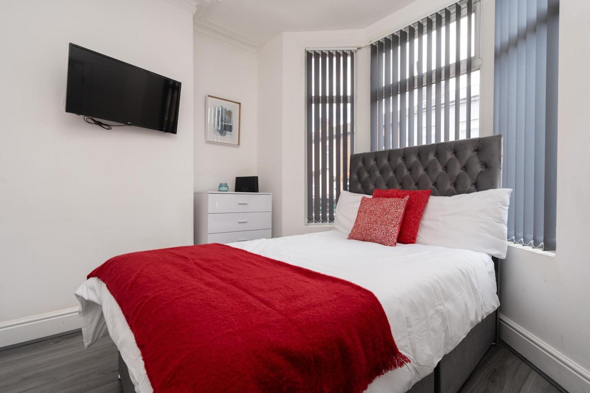 Huge 4 Bedroom Ensuite-Liverpool-Parking Экстерьер фото