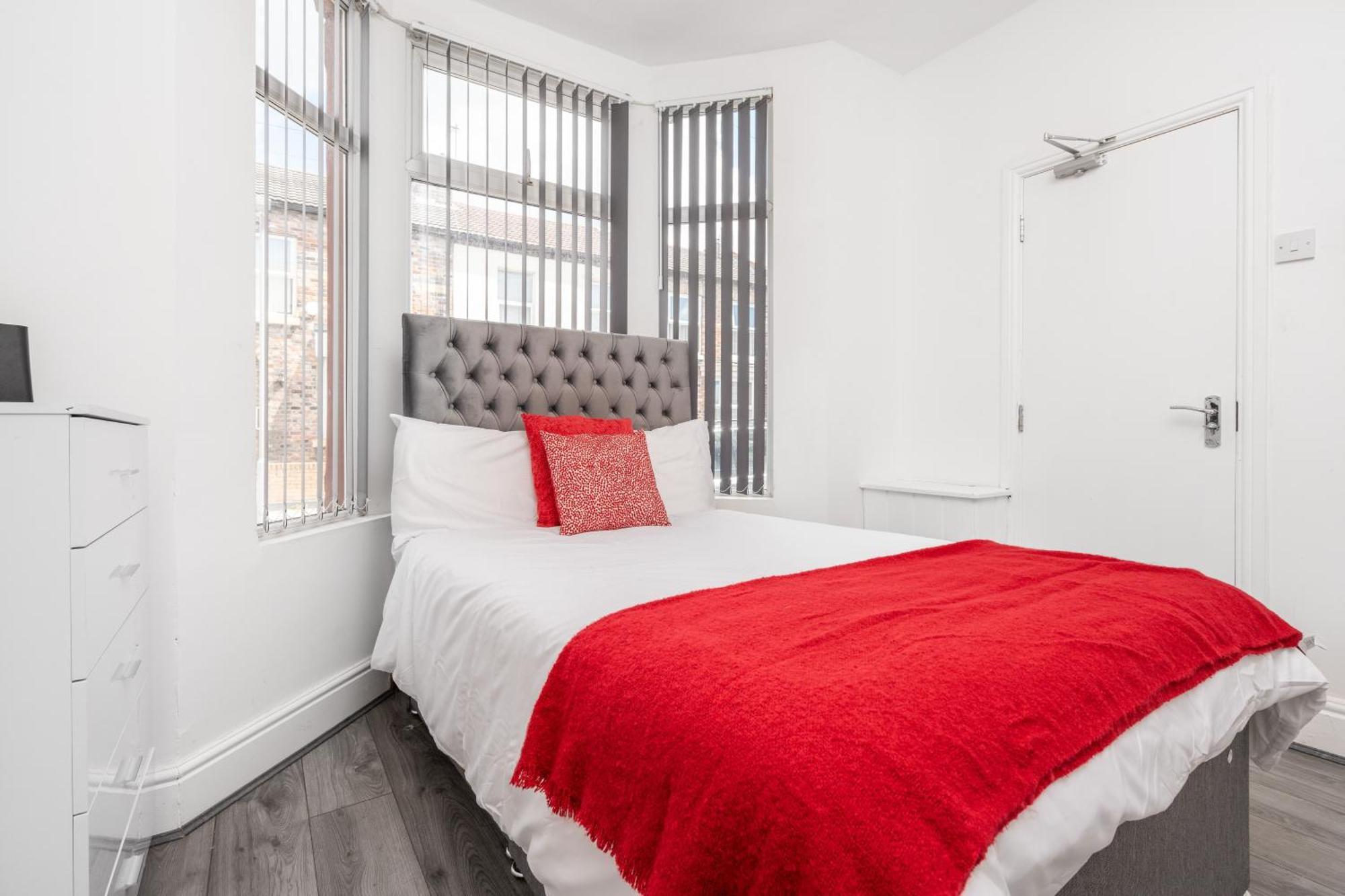 Huge 4 Bedroom Ensuite-Liverpool-Parking Экстерьер фото